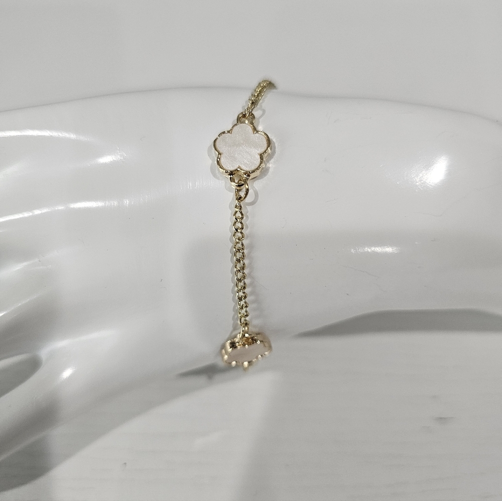 Pearl White And Gold Clover Bracelet